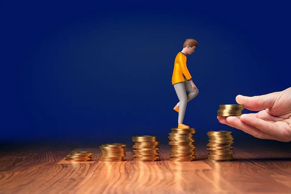 Pessoa organizando suas finanças pessoais com hábitos consistentes