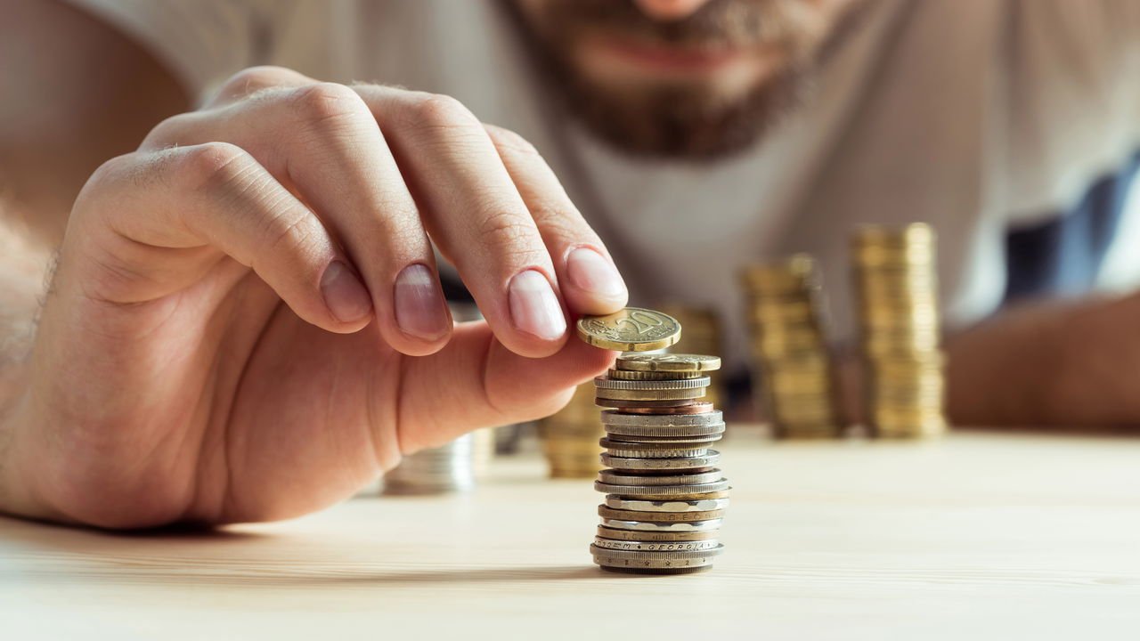 Pessoa organizando finanças pessoais com planejamento e orçamento