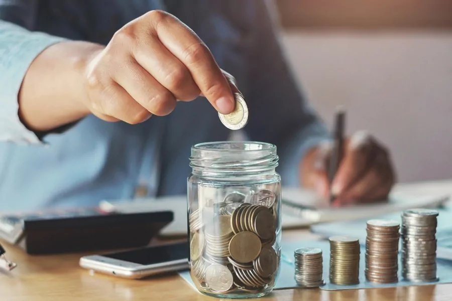 Pessoa economizando dinheiro com estratégias práticas de baixo custo