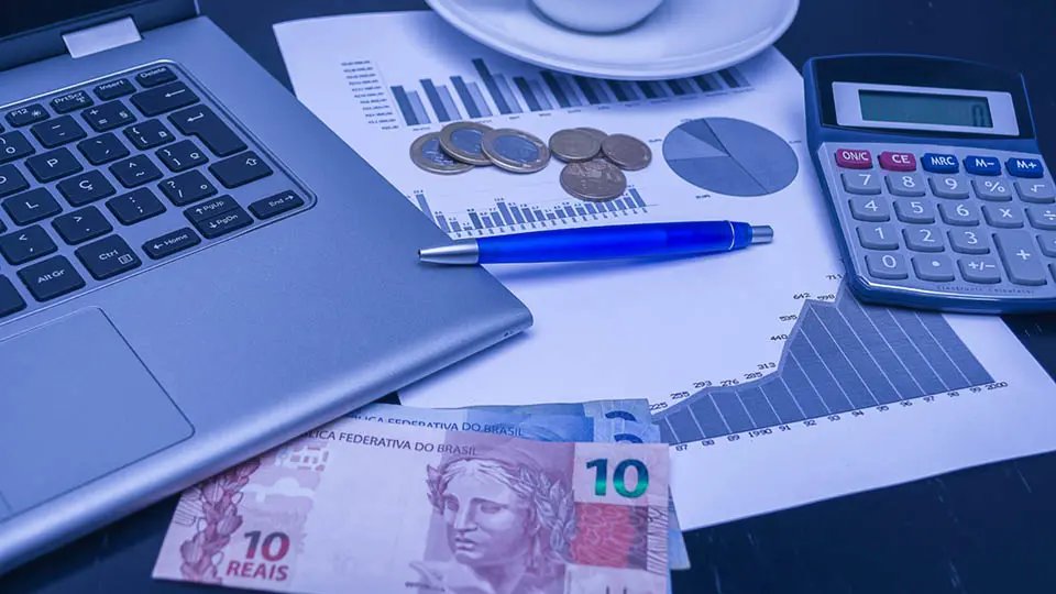 Pessoa recortando cartão de crédito para sair das dívidas