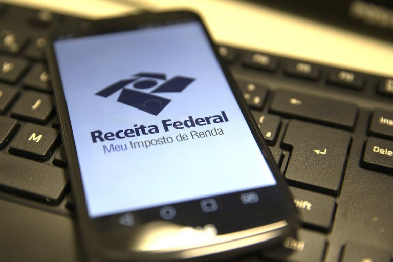 Declaração de imposto de renda com deduções e restituição